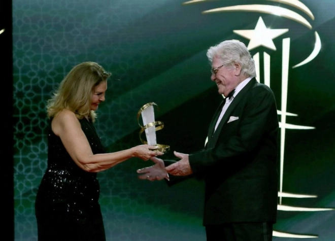 L'acteur égyptien Hussein Fahmi recevant l'étoile d'or des mains de Yousra.