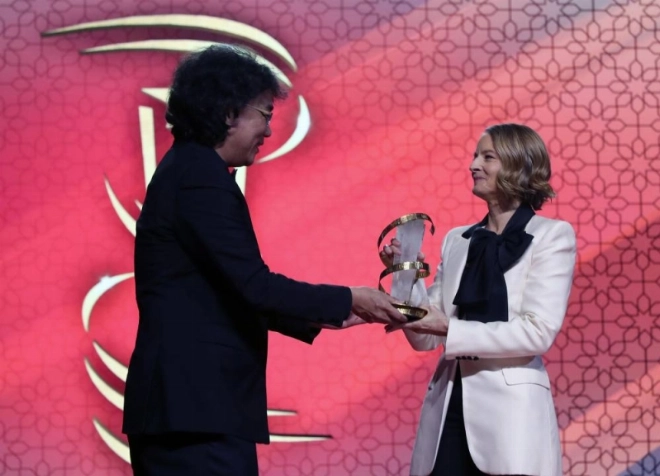Jodie Foster recevant l'étoile d'or des mains de Bong Joon Ho- FIFM 2025.