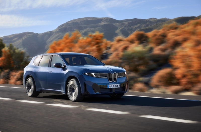 100 % électrique, la nouvelle BMW iX3 intègre la technologie BMW eDrive de 6e génération offrant jusqu’à 805 km d’autonomie.