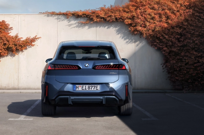 Nouvelle BMW iX3 passe de 0 à 100 kmh en 4,9 sec et atteint une vitesse maximale de 210 kmh.