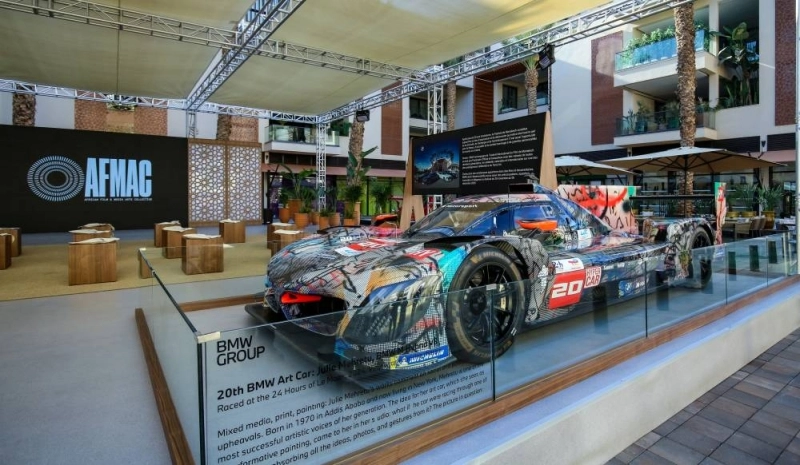 Exposée sur M Avenue lors du FIFM 2025, la BMW Art Car #20, est une œuvre conçue par Julie Mehretu sur la base de la BMW M Hybrid V8.