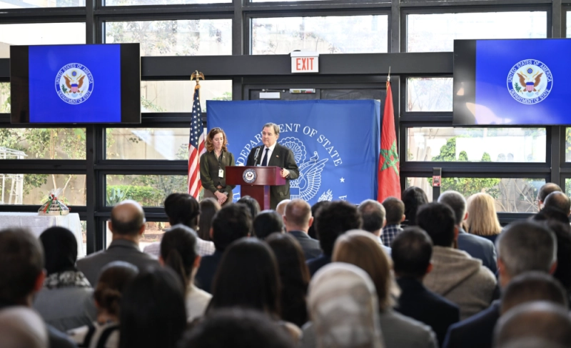 Duke Buchan III s'exprimant lors de sa première rencontre avec le personnel de l'ambassade des Etats-Unis à Rabat