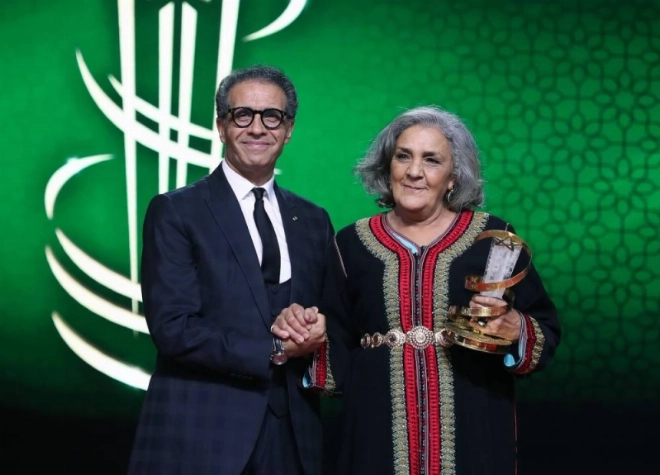 Raouya recevant l'étoir d'or des mains de Noureddine Lakhmari- FIFM 2025.