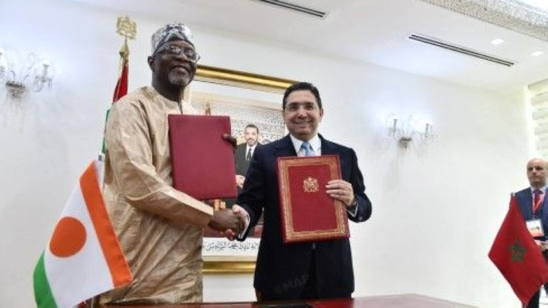 Le ministre des Affaires étrangères, de la Coopération africaine et des Marocains résidant à l’étranger, Nasser Bourita, et le ministre des Affaires étrangères, de la Coopération et des Nigériens de l’extérieur, Bakary Yaou Sangaré,