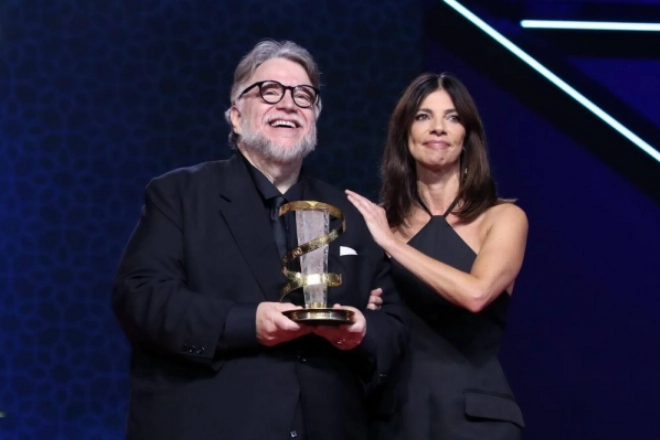 Guillermo del Toro recevant l'étoile d'or de l'actrice mexicaine Maribel Verdú - FIFM 2025.