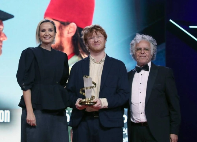 Oscar Hudson entourré de Julia Ducournau et de Hakim Belabbes- FIFM 2025.