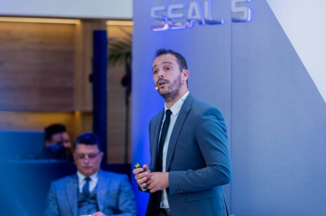 Abdelilah Akrim, Marketing Manager de BYD Maroc lors de la conférence de presse du lancement de la BYD Seal 5 à Casablanca.