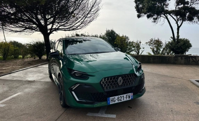 La nouvelle Clio 6 est également disponible en vert absolu.