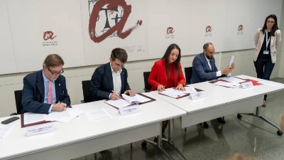 La Consule générale du Maroc à Tarragone, Ikram Chahine, actant la création de la Chaire avec les partenaires espgnols.