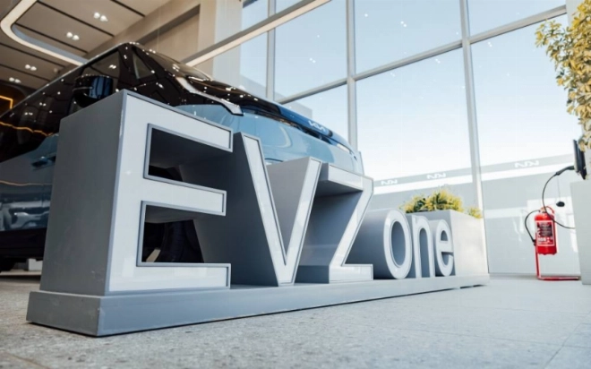 Un Corner EV est intégré au showroom pour découvrir la gamme électrique.