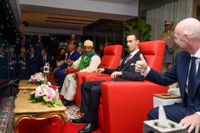 Le Prince héritier Moulay El Hassan présidant la cérémonie d'ouverture de la CAN. A ses côtés le Président des Comores et de la FIFA.
Photo MAP