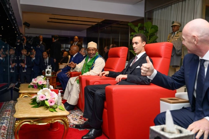 Le Prince héritier Moulay El Hassan présidant la cérémonie d'ouverture de la CAN. A ses côtés le Président des Comores et de la FIFA.
Photo MAP