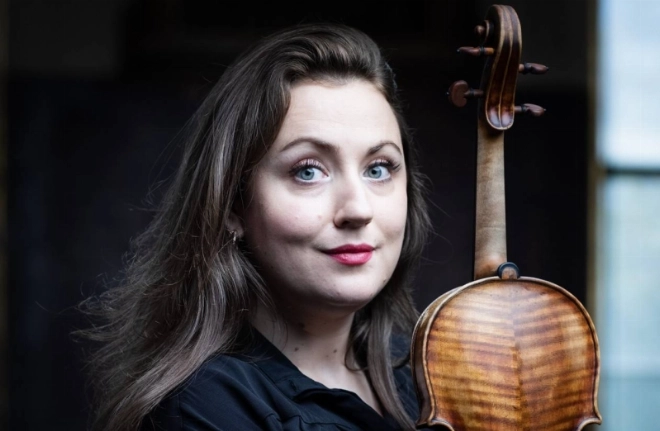 Elina Buksha, violon.