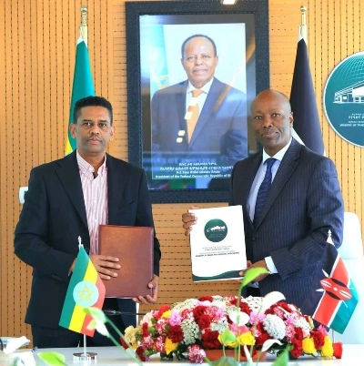 Le ministre éthiopien du Commerce et de l’Intégration régionale, Kassahun Gofe, et le secrétaire d’État kényan aux Investissements, au Commerce et à l’Industrie, Lee Kinyanjui.