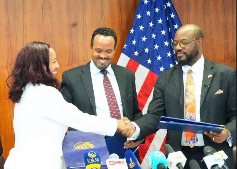Le ministre des Finances Ahmed Shide, la ministre de la Santé Dr Mekdes Daba et l'ambassadeur des États-Unis en Éthiopie, Ervin Massinga.