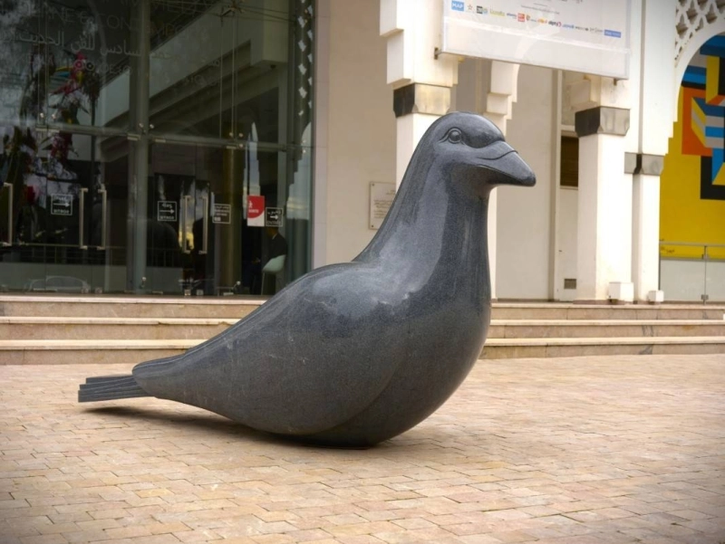 La sculpture Paloma exposée sur le parvis du Musée Mohammed VI à Rabat a été conçue par Ben & Yannick Jakober à Majorque en 2006.