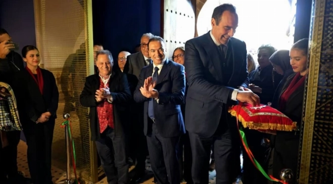 Mehdi Qotbi, président de la FNM et Lahcen Saâdi, secrétaire d’État chargé de l’Artisanat, lors de l'inauguration de l'exposition Confluences au Musée de la Parure à Rabat le 6 janvier 2025.