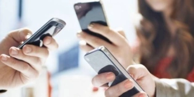 La Loi de finances 2026 réduit les droits d'importation sur les smartphones de 17,5 % à 2,5 %.