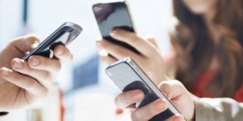 La Loi de finances 2026 réduit les droits d'importation sur les smartphones de 17,5 % à 2,5 %.