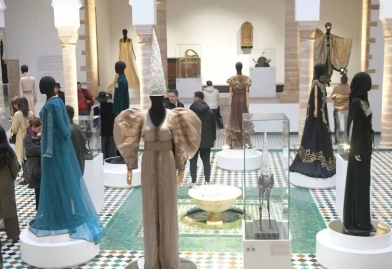 Zhor Rais présente l’exposition « Dalí Diali – L’étoffe du rêve » au Musée de la Parure à Rabat.