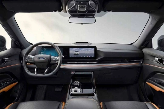 A bord, on retrouve un écran multimédia 12 pouces compatible avec les applications Apple CarPlay et Android Auto sans fil.