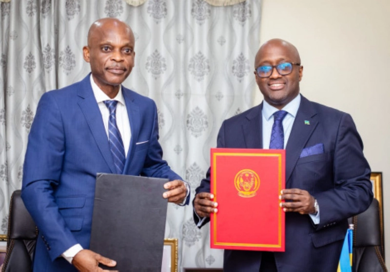 Les ministres des Affaires étrangères des deux pays, Robert Dussey et Olivier Nduhungirehe.