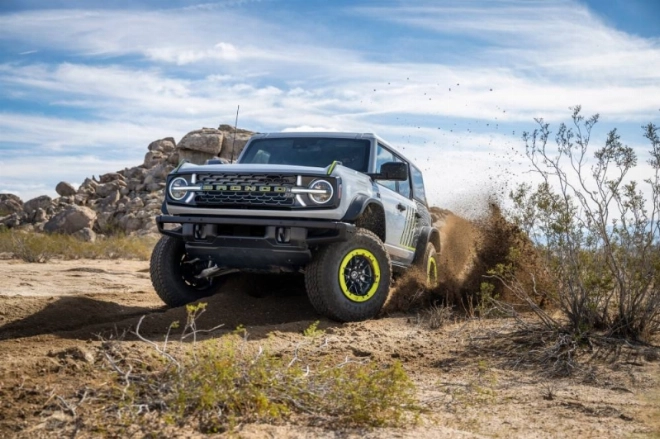 Ford Bronco RTR est un 4×4 taillé pour la vitesse et la performance hors route avec une esthétique radicale signée RTR.