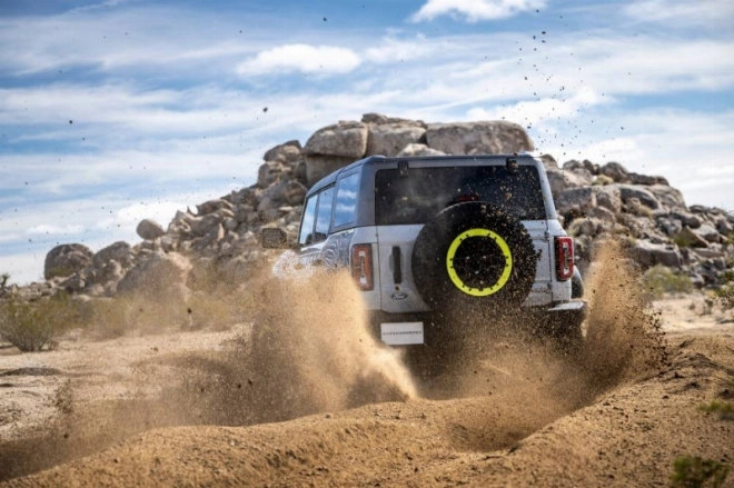 Ford Bronco RTR modèle peut être équipé en option du pack Sasquatch avec ses pneus de 35 pouces et amortisseurs Fox.