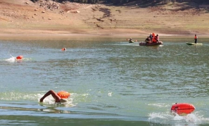 Plus de 80 nageurs confirmés ont défié ce week-end les eaux froides du Lac Aguelmam Azegza à Khénifra. Ice Swim in Morocco 2026.