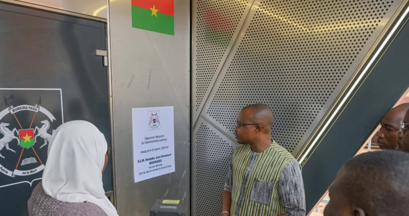 Le Premier ministre du Burkina Faso, Rimtalba Jean Emmanuel Ouédraogo, lors de l'inauguration à Ouagadougou, deux mini-data centers de l'administration publique