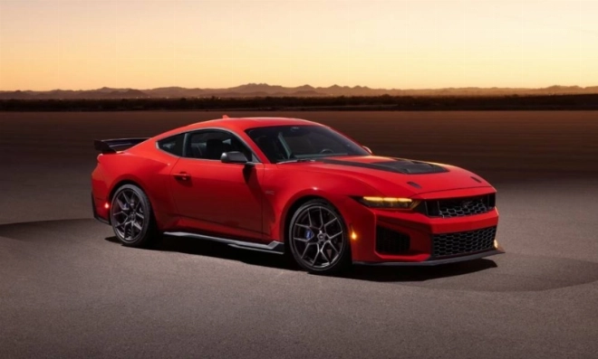 La Dark Horse SC embarque un V8 5,2 l compressé associé à une boîte à double embrayage à 7 rapports.