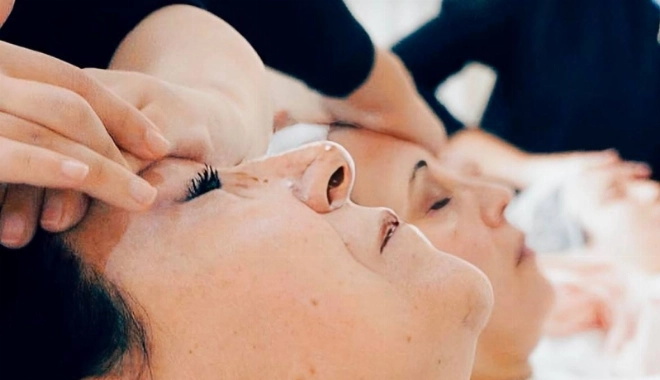 La Face Gym structurelle agit sur les structures internes qui conditionnent la mobilité, la symétrie et l’expression du visage.