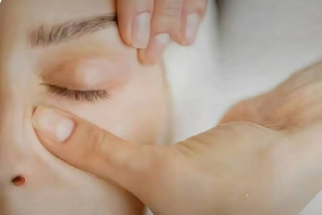 La Face Gym structurelle repense le vieillissement, la symétrie du visgae et l’éclat de manière naturelle et mesurable.