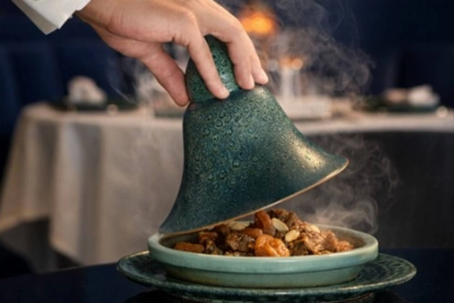 Inspirés des grandes traditions Marocaines, les mets mettent en lumière un savoir-faire pointu et expressif.