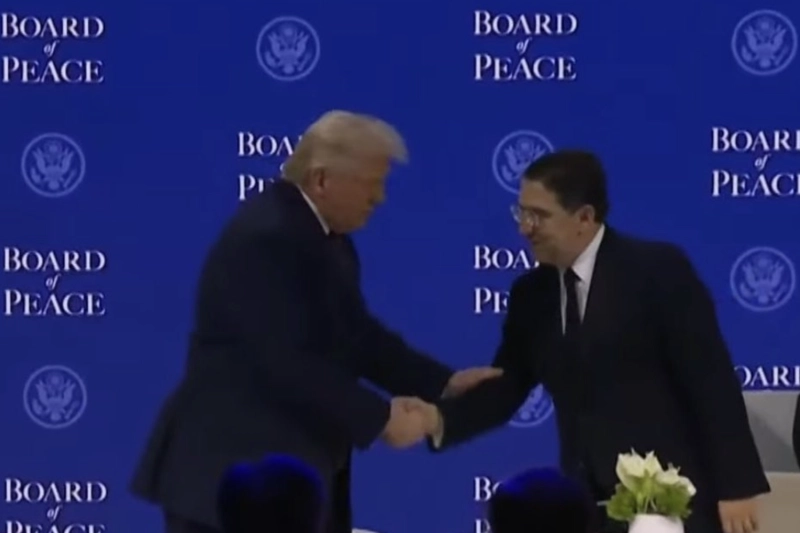 Nasser Bourita saluant le Président Trump