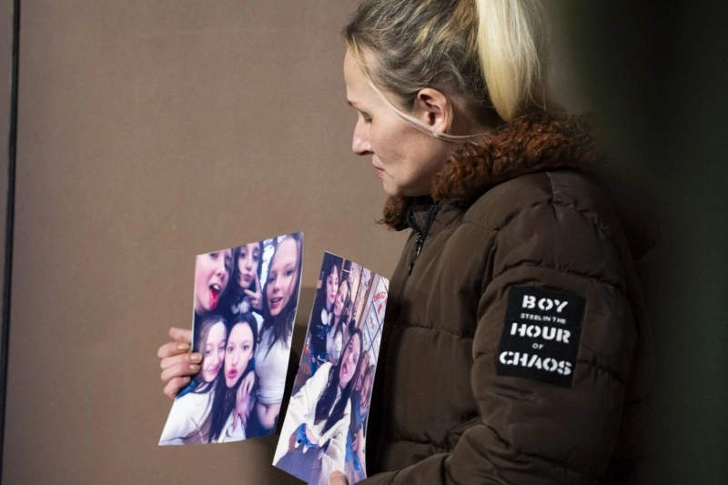 Sarah Lampert montre des photos de sa fille, Ticaria Lampert, tuée lors de la fusillade de Tumbler Ridge le 10 février, à Tumbler Ridge, en Colombie-Britannique, le 12 février 2026.