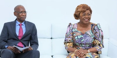 La ministre d'État, ministre des Affaires Etrangères et de la Coopération Internationale, Nialé Kaba remettant un tableau au ministre Sénégal de l'intégration africaine, des Affaires étrangères et des sénégalais de l'extérieur, jeudi 26 février 2026, à Abidjan.