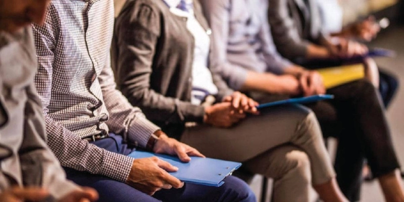 la réforme des stages de 2026 élargit l’accès à l’insertion aux jeunes sans diplôme tout en conditionnant les avantages accordés aux entreprises à un effort réel de recrutement.