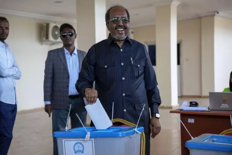 Le président somalien Hassan Sheikh Mohamud vote lors des élections municipales à Mogadiscio, le 25 décembre 2025