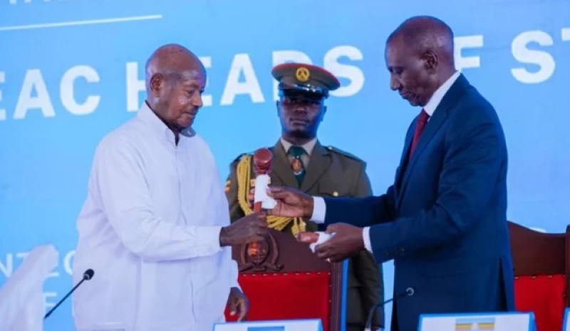 Le président de l'Ouganda, Yoweri Kaguta Museveni, et le président du Kenya, William Ruto,