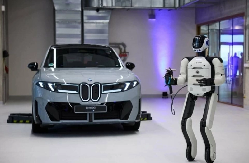 Le robot humanoïde Aeon testé par BMW dans l’usine de Leipzig pour assister la production automobile.