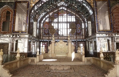 L’une des grandes verreries du palace du Golestan à Téhéran très endommagée par une explosion de missile.
