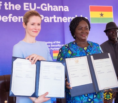 La vice-présidente ghanéenne Jane Naana Opoku-Agyemang et la haute représentante pour les affaires étrangères et la politique de sécurité et vice-présidente de la Commission européenne, Kaja Kallas