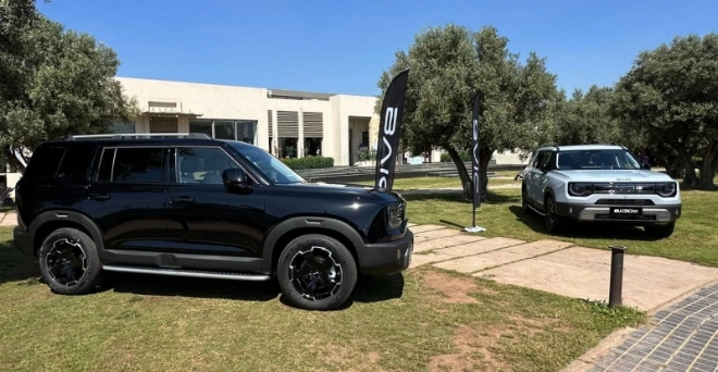Le BJ30e est proposé à 299 000 DHS pour la version 4x2, tandis que la version 4x4 est disponible à 330 000 DHS.