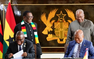 Le président ghanéen, John Dramani Mahama, accueillant son homologue zimbabwéen, Emmerson Mnangagwa