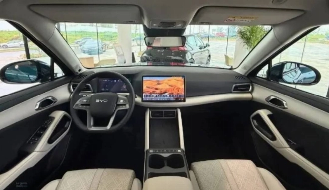 Le BYD ATTO est doté d'un écran central rotatif de 12,8 pouces qui centralise la navigation, la musique, la climatisation et les paramètres du véhicule.