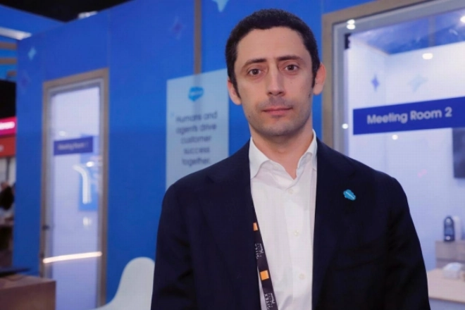 Omar Oualif, vice-président régional de Salesforce.