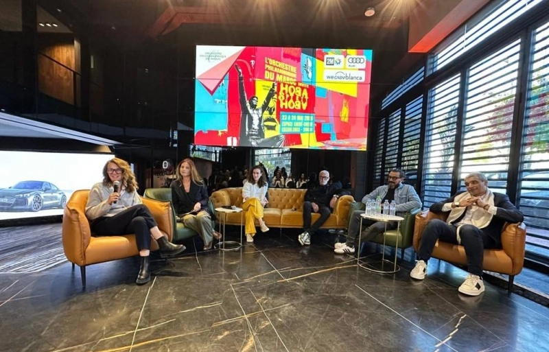 Nadia Ksikes, directrice de la marque Audi (CAC), Dina Bensaid et les membres du groupe Hoba Hobat Spirit lors de la conférence de presse tenue le 14 avril au showroom Audi Anfa à Casablanca.