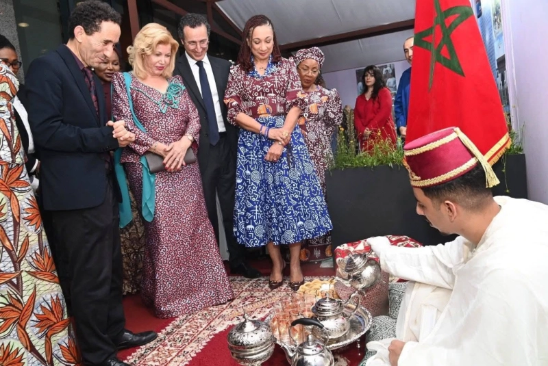 La Première Dame de Côte d’Ivoire, Dominique Ouattara visitant lors du MASA 2026 à Abidjan, l’exposition « Trésors du Maroc »,