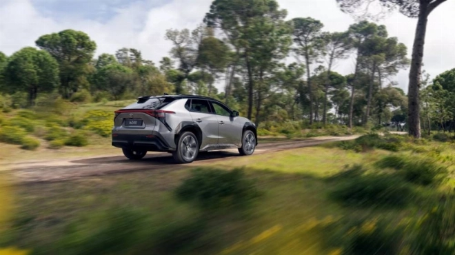 Le Toyota bZ4X mise sur une batterie de 73 kWh et une puissance de 224 ch.